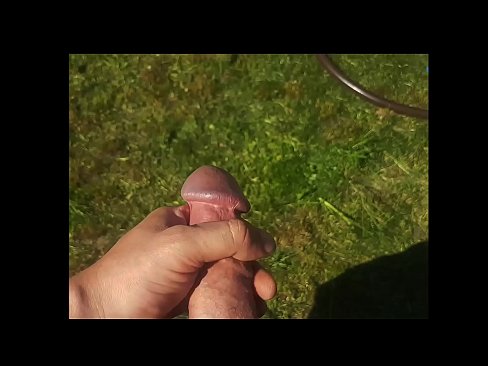 ❤️ Žhavá kočička si nechá ošukat růžovou kundičku a udělá se squirtem v letní zahradě. ❤️❌ Sex video u nás ☑