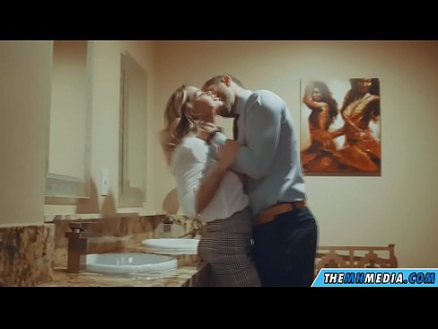 ❤️ Když vás na veřejných záchodcích svádí prsatá blondýna. ❤️❌ Sex video u nás ☑